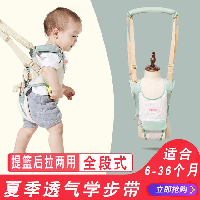 

Малыш с сезонным худым ребенком 10-18 месяцев Ребенок учится ходить Безупречная безопасность