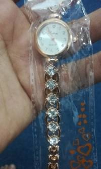 LVPAI XR720 Golden Ladies Wrist Watch Crystal Shining Quartz Bracelet Watch