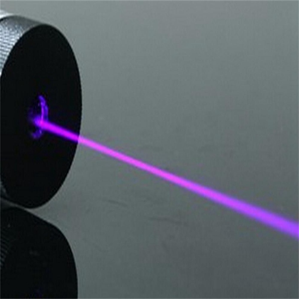 Лазерный источник света. Фиолетовый лазер. Лазерный фонарик с полосой линией. Круглый лазерный свет.