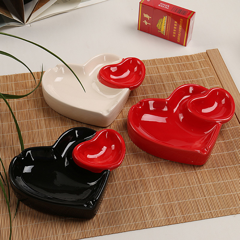 

Красный Сердце Корейский Пепельница Гостиная Отель Ремесла Украшения Сердце-образный Домашнее блюдо для дыма Creative Керамический Двухмест