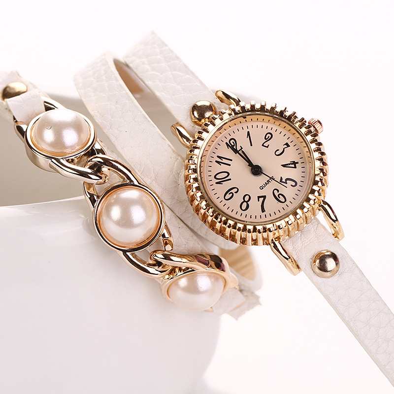 Часы перламутровые. Часы с жемчужным браслетом. Часы с жемчужным браслетом женские. Брендовые часы с жемчугом. Перламутровые часы женские.