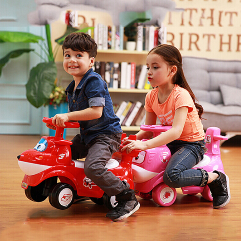 

Дети едут на игрушке Авто для детей Авто Сидят на ходунках с четырьмя колесами Авто Детские игрушки для детей 2-5 лет
