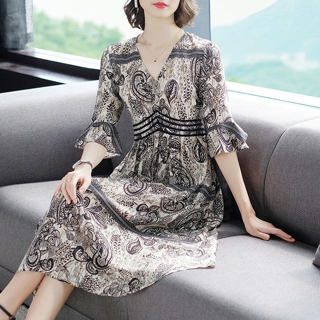 

Tall Large Size Chiffon Long Skirt Lady Lady Dress Wide Wife V-neck Skirt Super Long Trumpet Sleeve A Word Skirt