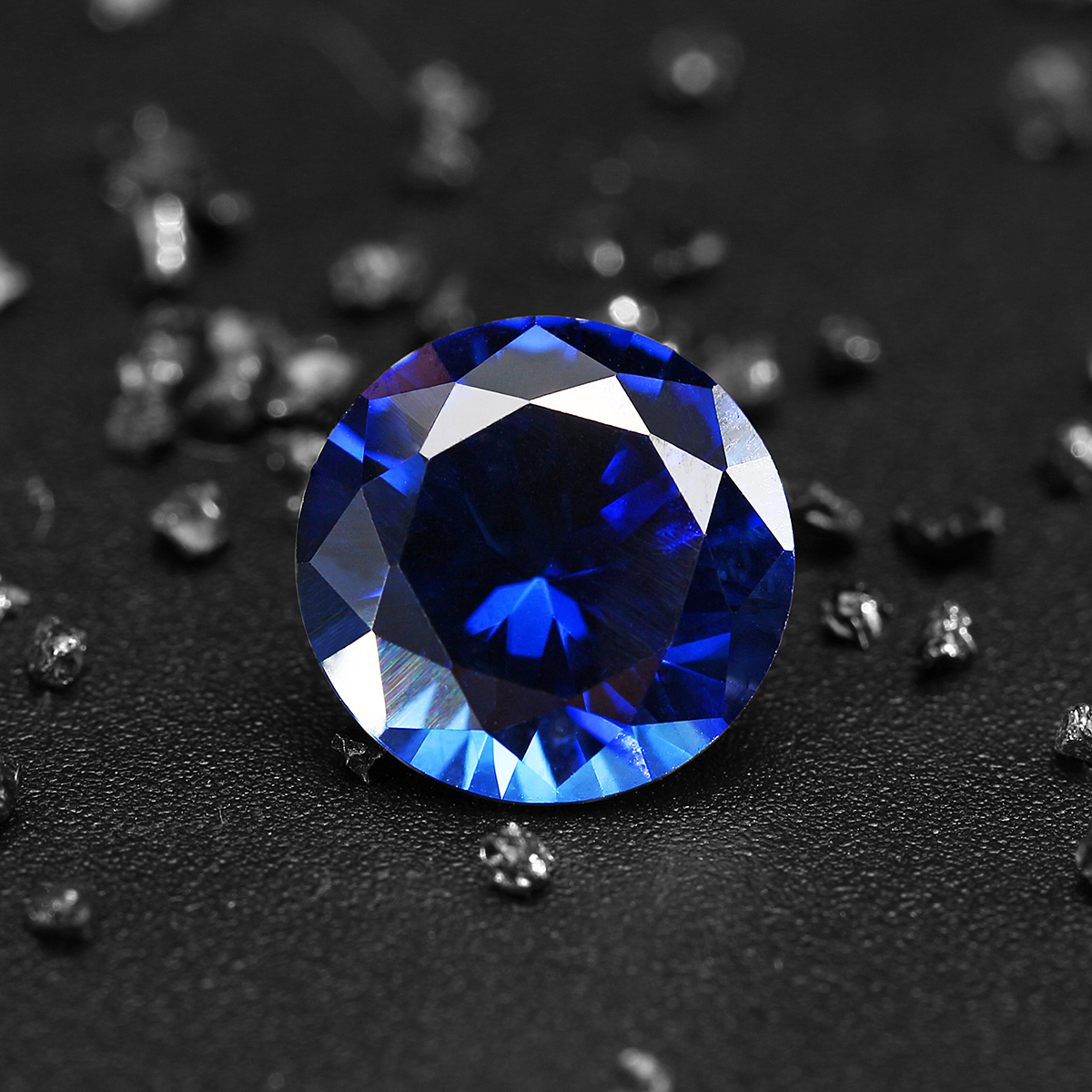 Сапфир уровень. Драгоценные камни сапфир. Сапфир Кристалл. Синий драгоценный камень. Черно-синий камень драгоценный.