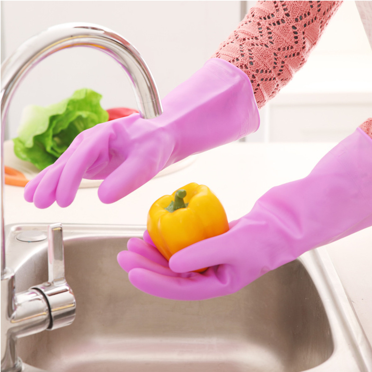Перчатки мыть посуду. Перчатки для уборки. Резиновые перчатки для уборки. Перчатки для мойки посуды длинные. Перчатки для мытья овощей.