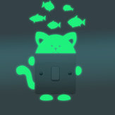 Honana DX-139 Adesivo de Interruptor de Parede Fluorescente que Brilha no Escuro com um Gato Pensando em um Peixe para Decorar a Casa e o Quarto