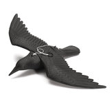Falsi falchi volanti di corvo per la caccia e il dissuasore dei bersagli di decorazione di Halloween, nel giardino sul prato