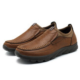 Zapatos de cuero para hombres con costuras a mano, sin cordones, antideslizantes y transpirables, para uso casual.