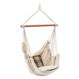 Amaca in cotone per campeggio con corda appesa a una sedia da giardino in legno bianco e beige per esterni