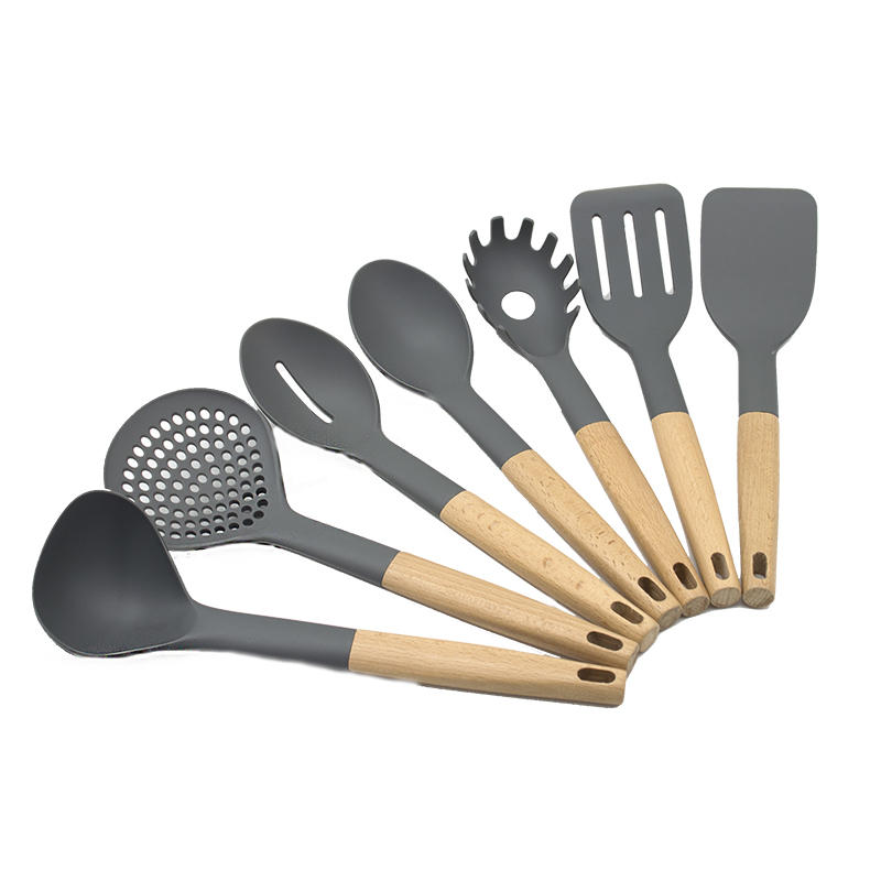 Set di 7 utensili da cucina con manici in legno e silicone per cucinare all'aperto