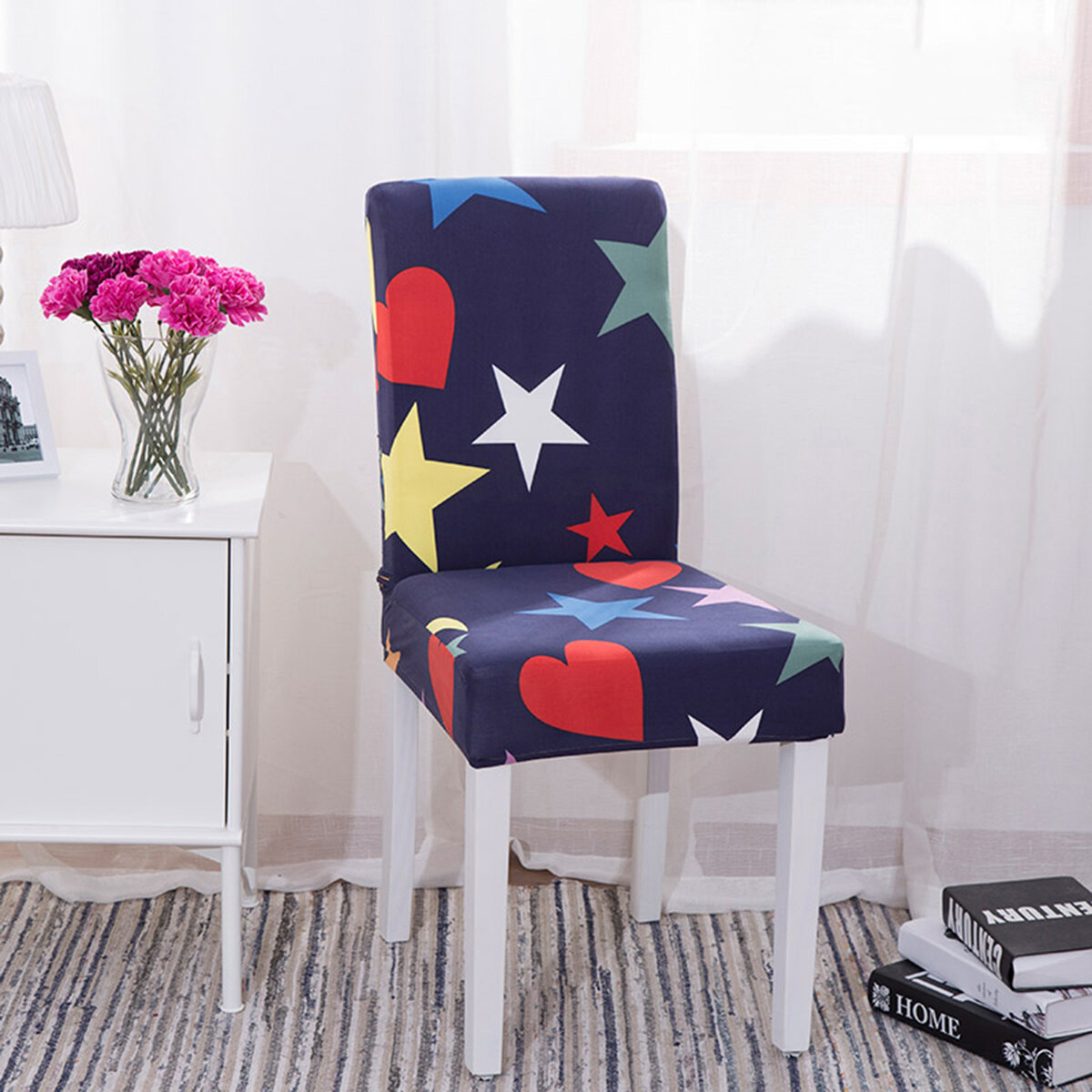 Elastische stoelhoes voor thuis, kantoor, hotel. Modern, afneembaar, met bloemen versierd. Tafelstoel, thuisinrichting decoraties.