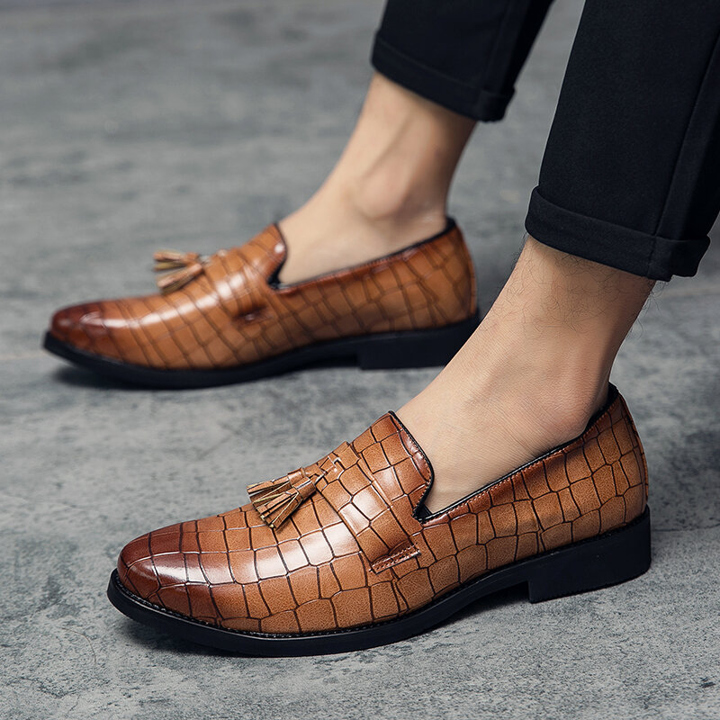 Men Leather Breathable Soft Sole Retro Crocodile Grain Slip On Casual Shoes