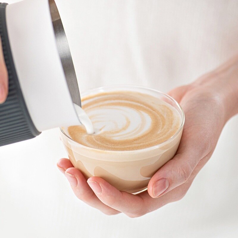 セブン＆ミースマートコーヒーマシンとオートミルク泡立て器ワンクリックコントロールコーヒーメーカーで3分でコーヒーエスプレッソを作る
