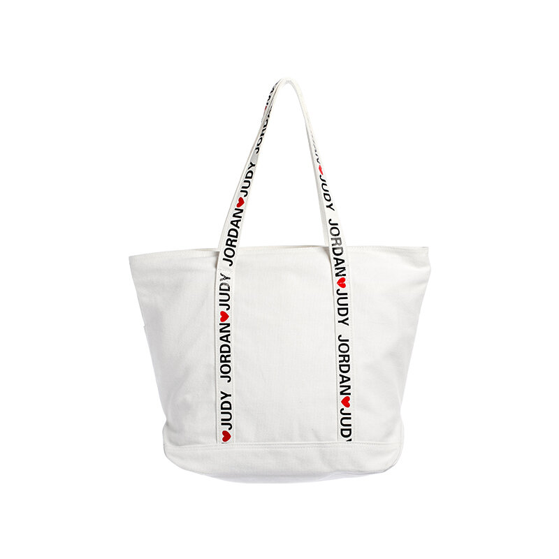 A mochila Jordan&Judy de 2,2 litros em lona com alça de ombro é a escolha perfeita para lazer e viagens.